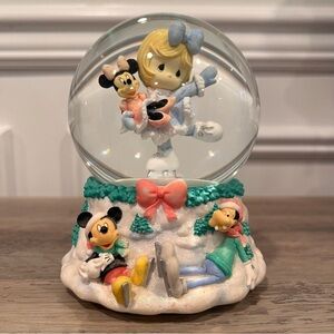 Disney Precious Moments Musical Water Globe/ Christmas Minnie Mickey Goofy Daisy